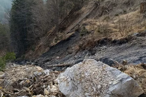 V petek je prišlo do površinske splazitve na plazu Urbas, a količina materiala po zagotovilih pristojnih ni ogrožujoča- / Foto: Občina Jesenice