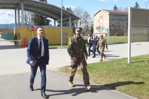 Logistična brigada je odigrala veliko vlogo v poplavah in požaru na Krasu, je ob obisku odbora državnega zbora za obrambo v kranjski vojašnici poudaril minister Marjan Šarec. / Foto: Gorazd Kavčič