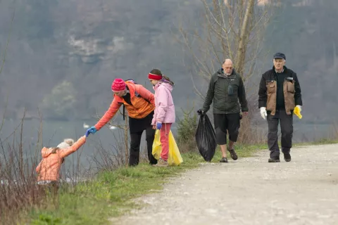 Očiščevalne akcije v Zbiljah se udeležijo krajani vseh starosti. / Foto: Peter Košenina