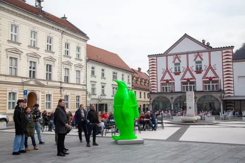 Zeleni pingvin na kamni&scaron;kem glavnem trgu / Foto: Ale&scaron; Senožetnik