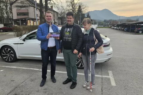 Damjan Mohorič, predsednik Lions kluba &Scaron;kofja Loka, in predstavnik podjetja slepslaboviden.si Robert s partnerko Sanjo. Slednja sta poskrbela za privajanje Patricije na nova očala. / Foto: arhiv Lions kluba &Scaron;kofja Loka