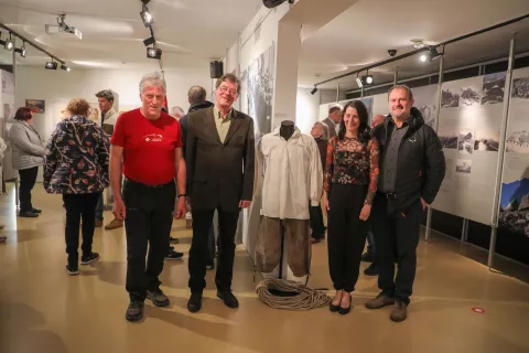 Od leve: Janko Rabič, Ivo &Scaron;čavničar, Sa&scaron;a Mesec in Martin &Scaron;olar, med njimi originalna srajca Joža Čopa, njegove &raquo;irharce&laquo; in vrv / Foto: Tina Dokl