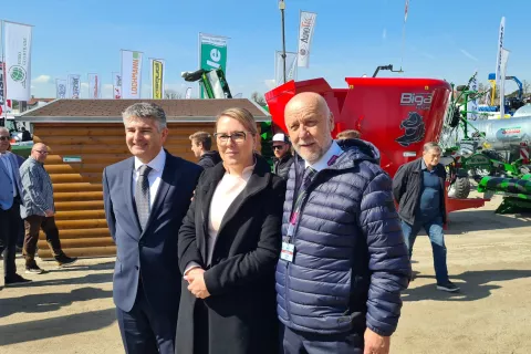 Ministrica Mateja Čalušić skupaj s komendskim županom Jurijem Kernom (levo) in predsednikom konjeniškega kluba dr. Marjanom Sedejem med ogledom sejma / Foto: Cveto Zaplotnik