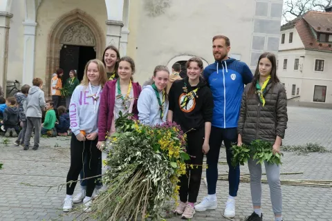 Tudi nogometni vratar Jan Oblak si je z zanimanjem ogledal izdelovanje butare velikanke. / Foto: Vilma Stanovnik