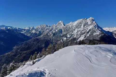 Pogled v smeri doline Val Pesarina, ki se preko gorskega prelaza prevesi na dolomitsko stran. / Foto: Jelena Justin