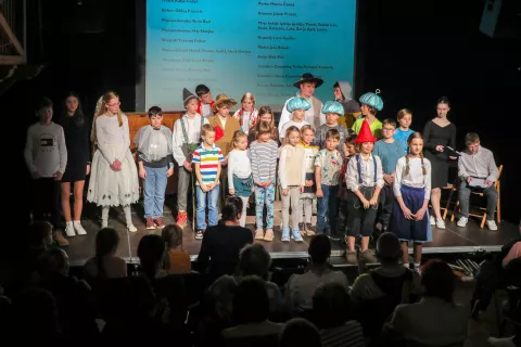 Učenci Osnovne &scaron;ole Janeza Puharja Kranj &ndash; Center so navdu&scaron;ili s predstavo Skrinja zakladov. / Foto: Tina Dokl