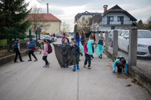 Čistilna akcija OČISTIMO KRANJ &ndash; Kranj ni več usran! 2024 / Foto: Primož Pičulin