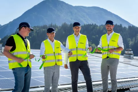 Luka Bizjak in Leon Korošec iz Elana ter Blaž Šterk in Mohor Vrhovnik iz družbe Interenergo na strehi ene od Elanovih proizvodnih hal ob slovesnem odprtju sončne elektrarne / Foto: arhiv družbe Elan