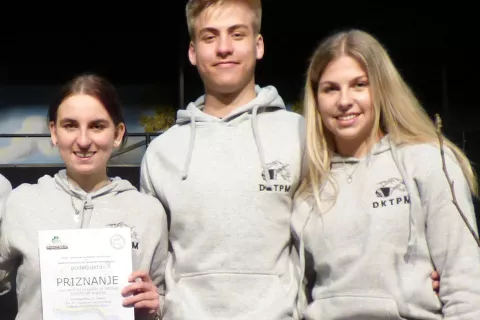 Člani zmagovalne ekipe: Katja Jeraj ter Janez in Neža Rakovec / Foto: Jure Ferlan