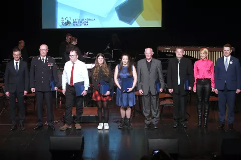 Leto&scaron;nji nagrajenci Občine Kamnik z županom Matejem Slaparjem, podžupanjo Romano Učakar (desno) in ministrom za obrambo Marjanom &Scaron;arcem (levo) / Foto: Gorazd Kavčič
