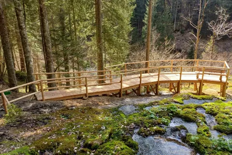 Lehnjakotvorni izvir na Jezerskem obiskovalca nagradi s slikovitostjo. Gre za geolo&scaron;ko posebnost, za prav posebno naravno znamenitost in kraj, kjer kamenina nastaja tako rekoč pred na&scaron;imi očmi. / Foto: arhiv TIC Jezersko