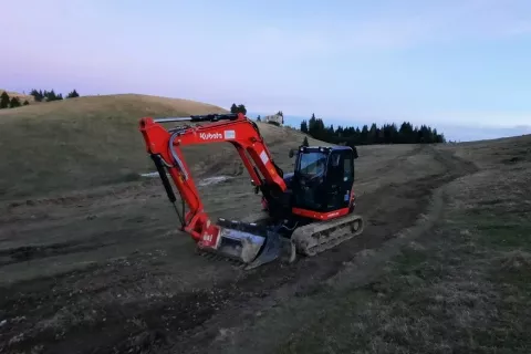 Gradbeni stroji brez oznak so bili parkirani na različnih delih gradbišča in niso imeli nameščenih posod za lovljenje olja in naftnih derivatov, trdijo v AAG. / Foto: arhiv društva Alpe Adria Green