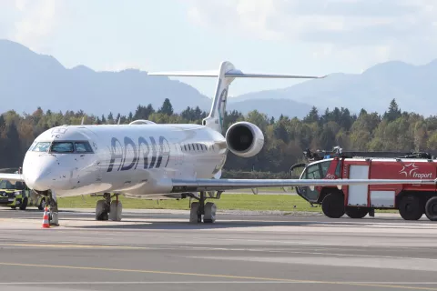 letalo letala Adria Airways letališče Jožeta Pučnika Brnik slovenski avio letalski prevoznik zgodovina arhiv / Foto: Gorazd Kavčič