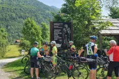 Postanek ob spominski plošči Juretu Robiču / Foto: Grega Flajnik