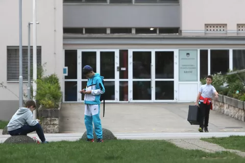 varnost osnovna šola grožnja streljanje osnovnošolci skrb za otroke policija učenci strelski napad Kranj / Foto: Gorazd Kavčič