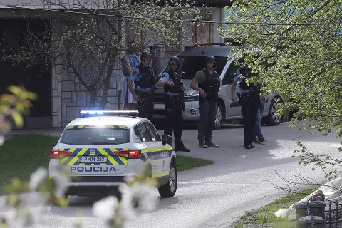 streljanje uboj Podgora občina Gorenja vas - Poljane Policijska postaja Škofja Loka policija iskanje helikopter policijski psi / Foto: Gorazd Kavčič