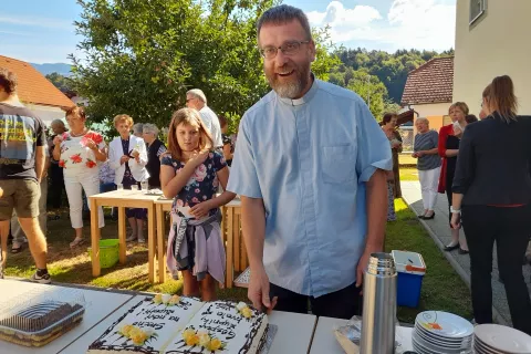 Bistriški župnik in upravitelj župnije Duplje David Jensterle po desetih letih zapušča župniji in odhaja v Smlednik. V Dupljah so se po nedeljski maši od priljubljenega dušnega pastirja poslovili tudi s torto. / Foto: Jože Košnjek