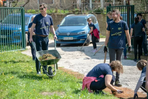 Za delo so poprijeli tudi predstavniki vodstva, na fotografiji glavni direktor družbe SIJ Acroni mag. Branko Žerdoner. / Foto: Nik Bertoncelj