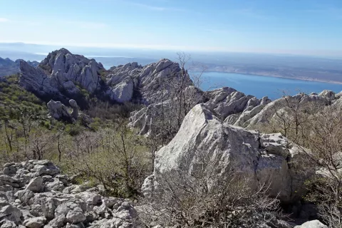 Pogled na uvalo, kjer je falični Jagin kuk, vidi se tudi krilati kuk. / Foto: Jelena Justin