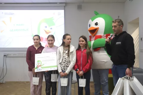 Prva nagrada za največje znižanje ogljičnega odtisa je pripadla Osnovni &scaron;oli Predoslje. / Foto: Gorazd Kavčič