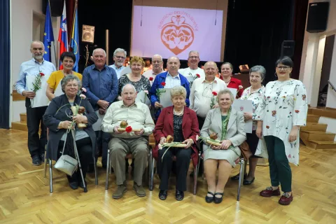 Prejemniki priznanj in plaket s predsednico Turističnega dru&scaron;tva &Scaron;enčur Katjo Pipan / Foto: Tina Dokl