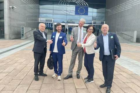 Predstavniki slovenskih organizacij na Koroškem (od leve) Valentin Inzko, Roman Roblek, Rudi Vouk, Augustine Gasser in Gabrijel Hribar pred stavbo Evropskega parlamenta v Bruslju. / Foto: Novice Celovec
