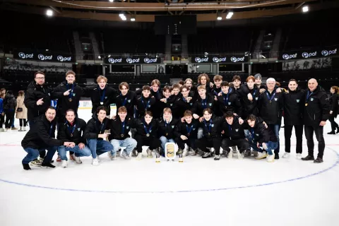 Naša mlada hokejska reprezentanca se je veselila zmage na prvenstvu. / Foto: Catherine Kortsmik, Arhiv Hzs