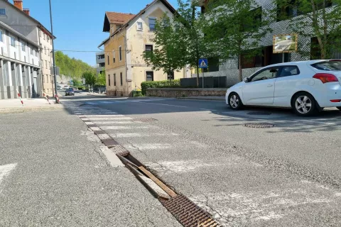 V Komunali Kranj pojasnjujejo, da so problematiko kanalete ob Savski cesti v Kranju opazili 5. aprila, a 12. aprila, ko je nastala zgornja fotografija, so odprti kovinski pokrovi še vedno predstavljali nevarnost za promet. / Foto: Simon Šubic