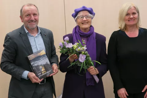 Matjaž Eržen, Marija Stanonik in Nina Drol ob predstavitvi knjige Dar Poljanski dolini, ki je potekala v Knjižnici Ivana Tavčarja Škofja Loka. / Foto: Vilma Stanovnik