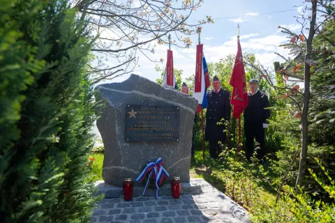 Plošča, posvečena revolucionarju in borcu Janezu Mlakarju, je na ogled v spominskem parku na Mlakarjevi ulici v Šenčurju. / Foto: Primož Pičulin