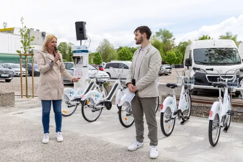 V Domžalah so prejšnji teden odprli sistem izposoje koles DBajk. / Foto: Rok Majhenič