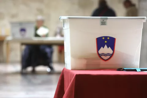 volitve 3 referendumi predčasno glasovanje omnia volišče Avla občine Kranj zakon o dolgotrajni oskrbi zakon o RTV zakon o vladi republike Slovenije glasovalni listič / Foto: Gorazd Kavčič