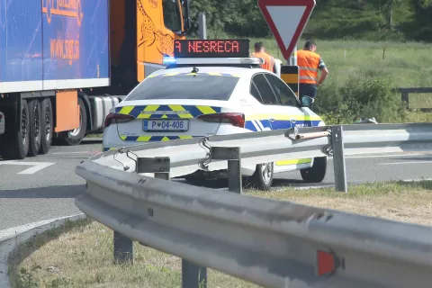 prometna nesreča Hrušica gneča na cesti uvoz na avtocesto križišče policija gasilci / Foto: Gorazd Kavčič