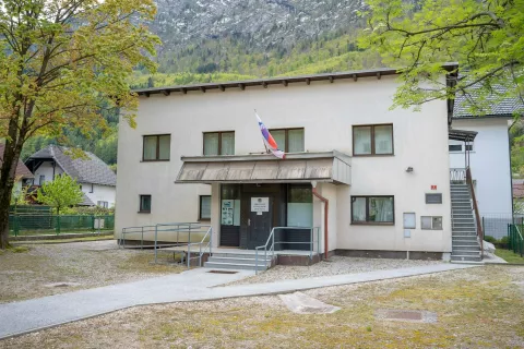 Stavba v Podmežakli, kjer je bil v preteklosti že vrtec, je ena od možnih lokacij za odprtje dodatnih vrtčevih oddelkov. / Foto: Nik Bertoncelj