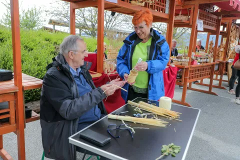 Predsednica Kulturnega dru&scaron;tva dr. France Pre&scaron;eren Jerneja Stres ob izdelovalcu izdelkov iz slame Janezu Jakobu / Foto: Tina Dokl