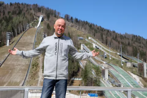 Bojan Makovec: »Še zlasti Planica ima poseben čar, čeprav sem napovedoval tudi na številnih drugih svetovnih pokalih in prvenstvih; tudi zato, ker je tako blizu doma.« / Foto: Tina Dokl