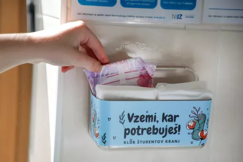 Na Gimnaziji Kranj so že poskrbeli, da so higienski vložki na dostopnem mestu. / Foto: Tina Dokl
