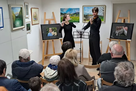 Flavtistka Dora Stepanovič in violinist Tijan Stanjko sta ob rrazstave, ki bo na ogled do 11. maja 2024, poskrbela za glasbeni program. / Foto: Arhiv Organizatorja, Drago Papler
