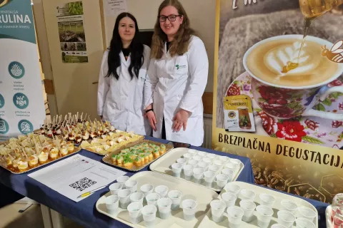 Študentki Lucija Šprajc in Tjaša Kašper sta ponudili jogurte, zmešane z različnimi deleži spiruline. V pokušanje so ponudili tudi izdelke iz šolske mlekarne. / Foto: Suzana P. Kovačič