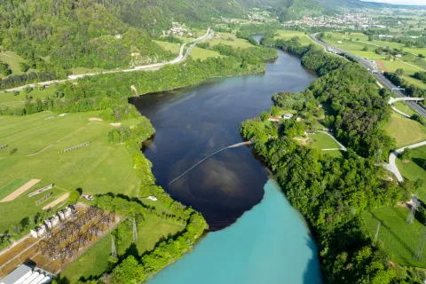 Sava Dolinka je obarvana rjavo. / Foto: Kolman Aerial