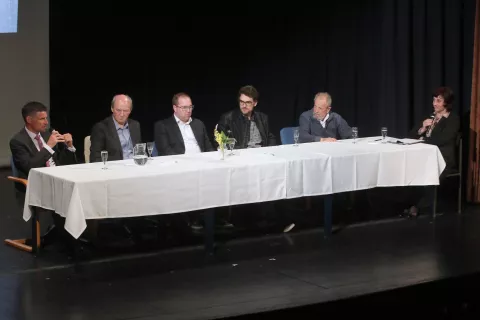 Na Lo&scaron;kem odru so pripravili zanimiv pogovorni večer z naslovom Demos, družba, domovina, na njem pa so sodelovali Peter Gregorčič, Martin Krajnik, Jaka Radič, Jure Hafner, Vincencij Dem&scaron;ar in Darja Jamnik. / Foto: Gorazd Kavčič