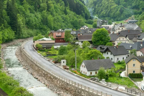 Obvoznica v Železnikih počasi dobiva končno podobo. Gradnjo naj bi končali do konca junija, rok za odpravo morebitnih pomanjkljivosti pa je 26. oktober. / Foto: Simon Benedičič