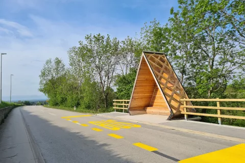 Avtobusno postajališče v Bašlju / Foto: Alenka Brun