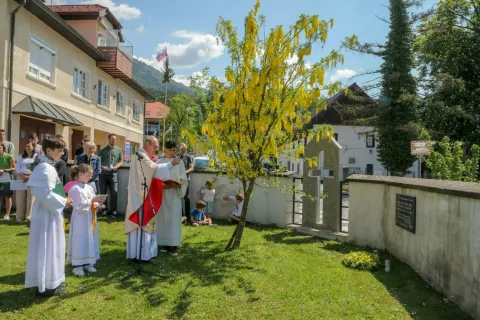 slovesnost in blagoslov spominske plošče domobrancem pobitih maja 1945 cerkev sv. Križa Križe / Foto: Tina Dokl