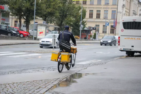 V sindikatu med drugim opozarjajo tudi na preobremenjenost poštnih delavcev. Fotografija je simbolična. / Foto: Tina Dokl