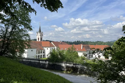 Samostan Mekinje v zadnjih letih postopoma obnavljajo. / Foto: Aleš Senožetnik