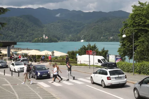 Občina Bled bo v leto&scaron;nji poletni sezoni uvedla različne ukrepe za vzpostavitev ravnovesja med potrebami turistov in domačinov. / Foto: Gorazd Kavčič
