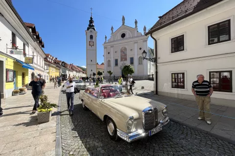 Starodobniki so napolnili staro mestno jedro Kamnika. / Foto: Aleš Senožetnik