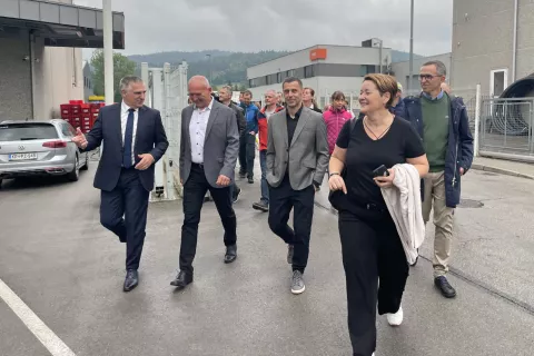 V okviru Tedna obrti in podjetništva na Loškem so pripravili tudi ogled gospodarske cone v Žireh. / Foto: Tanja Mlinar