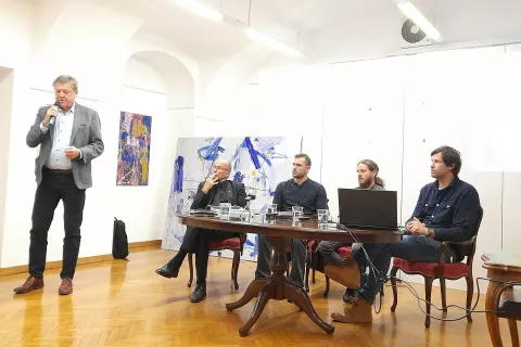 Poročilo Komisije za re&scaron;evanje vpra&scaron;anj prikritih grobi&scaron;č so predstavili (od leve): dr. Mitja Ferenc, dr. Jože Dežman, dr. Jure Tičar, dr. Uro&scaron; Ko&scaron;ir in Luka Rozman. / Foto: Jože Ko&scaron;njek